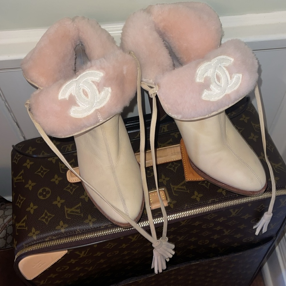 Chanel Shearling Fur Plush Vintage Boots Shoes Heels 39.5 9 9.5 Winter Apres Ski